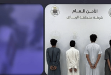 صورة القبض على 4 أشخاص لسرقتهم محال تجارية باستخدام مركبة مسروقة بالرياض