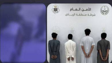 صورة القبض على 4 أشخاص لسرقتهم محال تجارية باستخدام مركبة مسروقة بالرياض