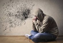 صورة مختص بعلم النفس يوضح مؤشرات الكبت