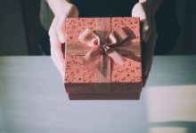 صورة مختصة توضح كيفية اختيار الهدية المناسبة بناءً على طبيعة العلاقة