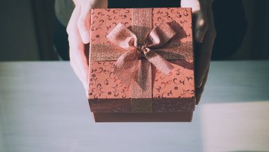 صورة مختصة توضح كيفية اختيار الهدية المناسبة بناءً على طبيعة العلاقة
