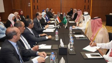 صورة رئيس «الغذاء والدواء» يبحث مع نظيره المصري تعزيز التعاون في حماية صحة المستهلك