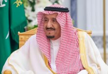صورة خادم الحرمين يصدر توجيهه الكريم باستضافة 1300 حاج وحاجة من 100 دولة لأداء مناسك الحج
