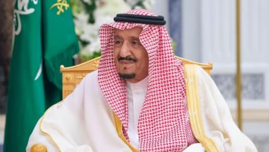 صورة خادم الحرمين يصدر توجيهه الكريم باستضافة 1300 حاج وحاجة من 100 دولة لأداء مناسك الحج