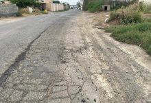 صورة يتسبب بحوادث وأضرار للمركبات.. سكان «العقلة» و«الجوة» بالعارضة يطالبون بصيانة عاجلة لطريق متدهور