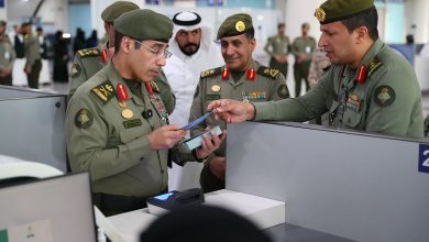 صورة اللواء المربع يتفقد جوازات مطار الأمير محمد بن عبدالعزيز بالمدينة المنورة