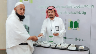صورة الشؤون الإسلامية بمكة تواصل توزيع المطبوعات التوعوية على الحجاج بميقات وادي محرم