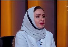 صورة أخصائية نفسية توضّح علامات  الإصابة بالاضطراب السلوكي ناحية الشراء