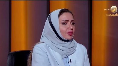 صورة أخصائية نفسية توضّح علامات  الإصابة بالاضطراب السلوكي ناحية الشراء