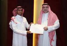صورة سفير المملكة لدى كوت ديفوار يُكرّم المشاركين في فريق مبادرة “طريق مكة”