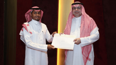 صورة سفير المملكة لدى كوت ديفوار يُكرّم المشاركين في فريق مبادرة “طريق مكة”