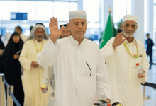 صورة أخصائي يقدم نصائح لضيوف الرحمن بموسم الحج
