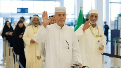 صورة أخصائي يقدم نصائح لضيوف الرحمن بموسم الحج