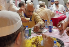 صورة أهالي مكة يحيون عادة «الوفادة» باستضافة ضيوف الرحمن