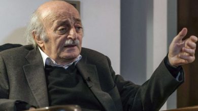 صورة جنبلاط يحذّر من “توريط الدروز في حرب ضد المسلمين” ويعلن نجاح وساطة لوقف إطلاق النار قرب دمشق