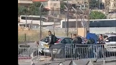 صورة الجيش الإسرائيلي يقتل فلسطينيا بزعم اقترابه من قواته وهو يهتف “الله أكبر”