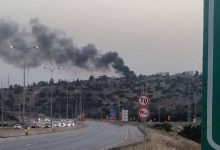 صورة إصابة عدة إسرائيليين بعد هرولتهم للاختباء إثر إطلاق الصاروخ من اليمن