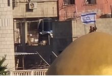 صورة قوات الاحتلال ترفع العلم الإسرائيلي فوق قبة مسجد في طولكرم