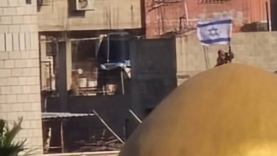 صورة قوات الاحتلال ترفع العلم الإسرائيلي فوق قبة مسجد في طولكرم