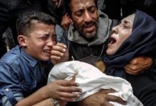 صورة الطبيبة الاء النجار تستقبل أطفالها أشلاء متفحمين جراء قصف الاحتلال لمنزلها في خانيونس