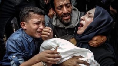 صورة الطبيبة الاء النجار تستقبل أطفالها أشلاء متفحمين جراء قصف الاحتلال لمنزلها في خانيونس