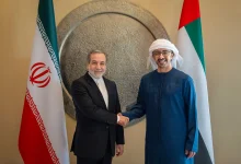صورة عبدالله بن زايد ووزير خارجية إيران يناقشان العلاقات بين البلدين