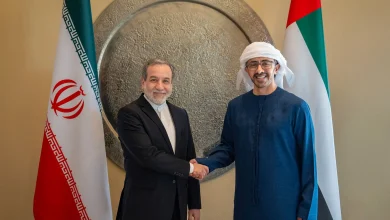 صورة عبدالله بن زايد ووزير خارجية إيران يناقشان العلاقات بين البلدين