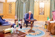 صورة صفحة رئاسة الجمهورية السابقة تُفاجئ المتابعين بمشاركة منشور من صفحة الحكومة الجديدة وسط جدل حول “العلم” و”الشرعية الرقمية”