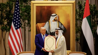 صورة محمد بن زايد يمنح الرئيس الأميركي “وسام زايد”