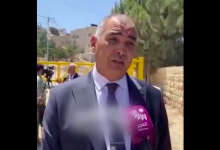 صورة لحظة إطلاق جنود الاحتلال النار خلال إدلاء السفير المغربي بتصريح على الهواء في جنين (فيديو)