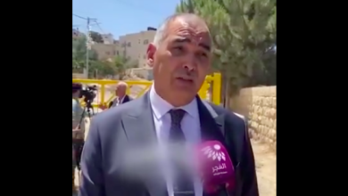 صورة لحظة إطلاق جنود الاحتلال النار خلال إدلاء السفير المغربي بتصريح على الهواء في جنين (فيديو)