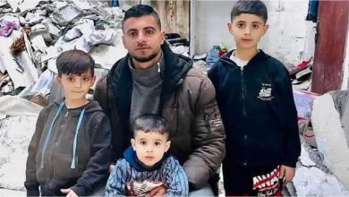 صورة بطل كمال الأجسام حسين عودة يبكي أطفاله تحت الأنقاض في جباليا (شاهد)