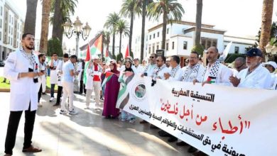 صورة أطباء المغرب يتظاهرون تضامنا مع غزة أمام البرلمان الأحد المقبل
