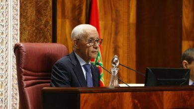 صورة في سابقة.. العلمي ينادي على أسماء الحاضرين في جلسة تشريعية ويتأسف لغياب البرلمانيين