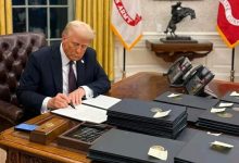 صورة ترامب يوقع أمراً تنفيذيًا بحظر دخول مواطني عدة دول كليًا إلى أمريكا بينها اليمن.. والقرار لا يشمل سوريا