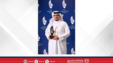 صورة شمس عرفة تنساب قطرة بين يدي حاج