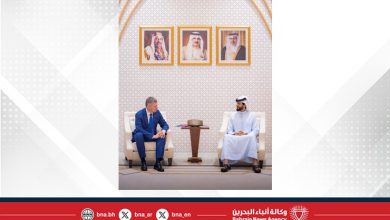 صورة ناصر بن حمد يستقبل وزير التنمية الاقتصادية الروسي والوفد المرافق
