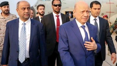 صورة هل عاد بُخفي حُنين؟.. رئيس الحكومة يدلي بتصريح عقب وصوله مع الرئيس إلى عدن