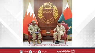 صورة القائد العام لقوة دفاع البحرين يستقبل العقيد كريستوفر فلويد الملحق العسكري بسفارة الولايات المتحدة الأمريكية لدى مملكة البحرين