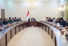 صورة توجيهات للرئيس العليمي في أول اجتماع مع الحكومة بقصر معاشيق ورسائل حرب وسلام