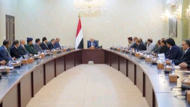 صورة توجيهات للرئيس العليمي في أول اجتماع مع الحكومة بقصر معاشيق ورسائل حرب وسلام
