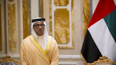 صورة منصور بن زايد يغادر الكويت في ختام زيارته الرسمية