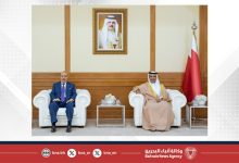 صورة وزير الإعلام يستقبل سفير دولة فلسطين لدى مملكة البحرين