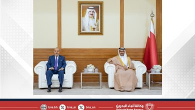 صورة وزير الإعلام يستقبل سفير دولة فلسطين لدى مملكة البحرين