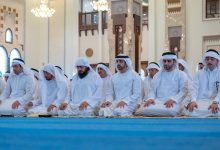 صورة حمدان بن محمد يؤدي صلاة عيد الأضحى بمسجد زعبيل في دبي
