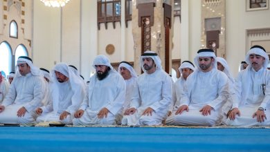 صورة حمدان بن محمد يؤدي صلاة عيد الأضحى بمسجد زعبيل في دبي