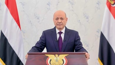 صورة العليمي يكرر وعوده لليمنيين ويجدد الالتزام   بتوفير الخدمات والمرتبات وتحسين الأوضاع المعيشية