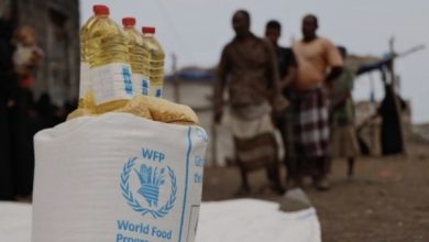 صورة برنامج الغذاء العالمي يتبنى مطالب الحوثيين ويعممها على كافة شركائه … مليشيا الحوثي ترفض دخول المساعدات عبر مواني الشرعية وتشترط دخول المساعدات الإنسانية لليمن حصرا عبر سلطنة عُمان