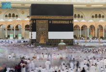صورة حجاج بيت الله الحرام يؤدون طواف الإفاضة في أجواء إيمانية