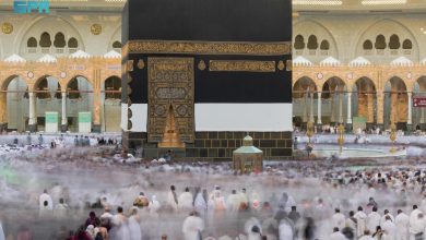 صورة حجاج بيت الله الحرام يؤدون طواف الإفاضة في أجواء إيمانية